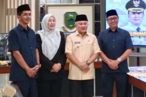 Bupati Kuningan berfoto bersama usali melantik direksi LPPL Kuningan.